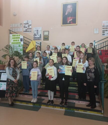 Uczniowie na konkursie Rummikub w SP w Stadnikach
