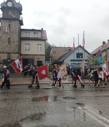 Nasz poczet sztandarowy w Dobczycach z okazji obchodów 3 Maja