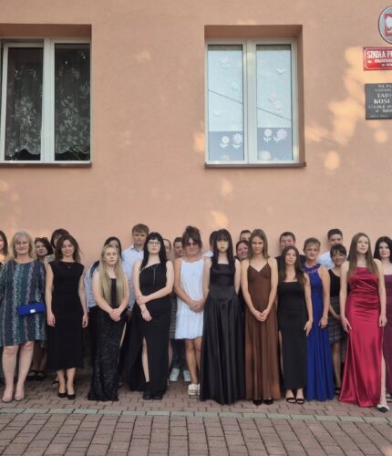 Komers klas VIII – wyjątkowy wieczór pełen wzruszeń i radości!
