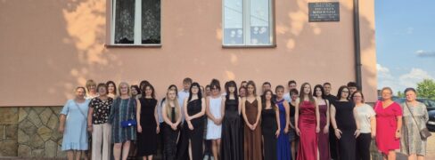 Komers klas VIII – wyjątkowy wieczór pełen wzruszeń i radości!