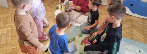 Rodzice czytają przedszkolakom