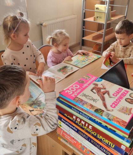 Przedszkolaki w bibliotece