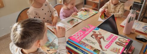 Przedszkolaki w bibliotece